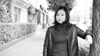 木にもたれかかる女性のポートレート