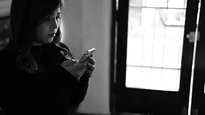 スマートフォンを見つめる女性のポートレート