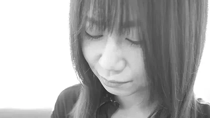 うつむく女性のポートレート
